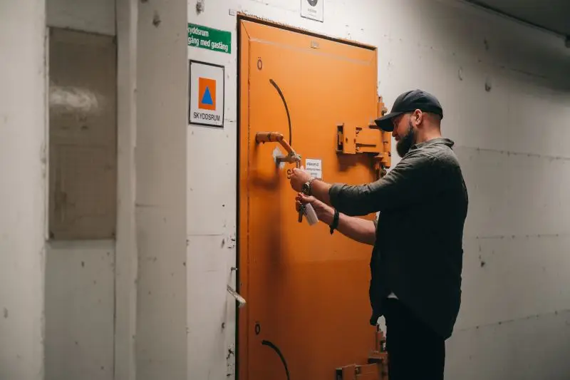 Beredskapssamordnare Linus Danielsson vid ett av skyddsrummen som finns i Skellefteå kommun.
