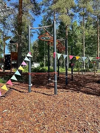Bild som visar en skog och en lekplats.