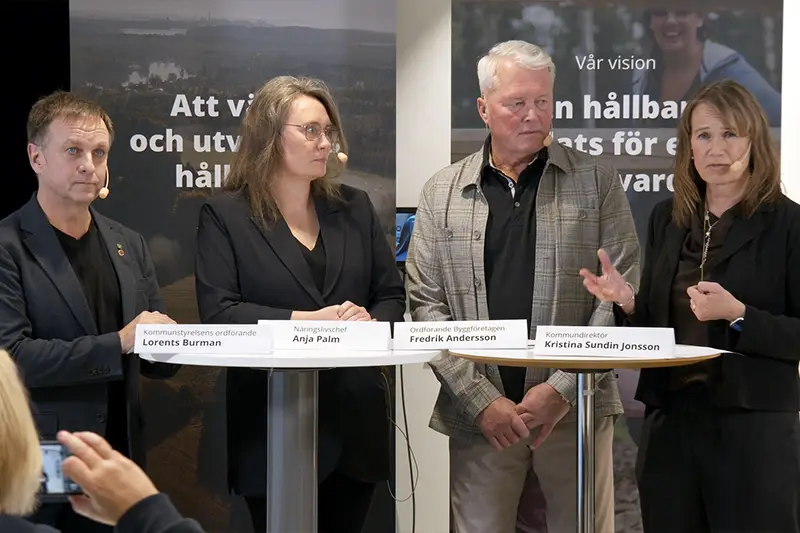 Från pressträffen 8 oktober. Fr v kommunstyrelsens ordförande Lorents Burman, näringslivschef Anja Palm, ordförande för Byggföretagen Fredrik Andersson och kommundirektör Kristina Sundin Jonsson
