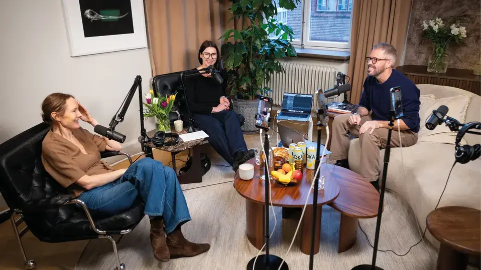 På bilden syns programledarna för podden Dumma människor och Skellefteå kommuns rekryteringschef Linn Landström.
