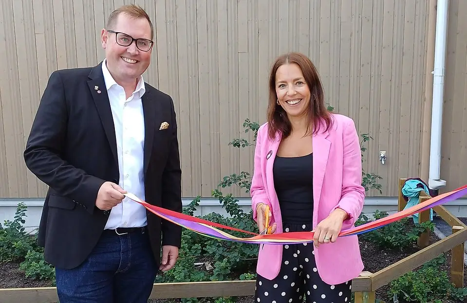 Fredrik Stenberg (S) och Ida Isberg vid invigningen av Örjansskolan.