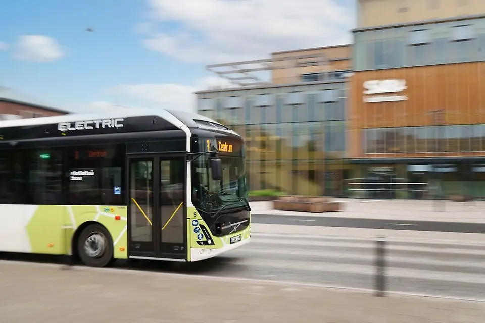 En bild på en buss som passerar Sara kulturhus.