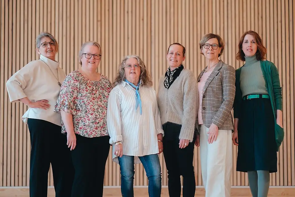 Gruppbild på sex kvinnor, varav fem av dem medverkar i en berättarföreställning.