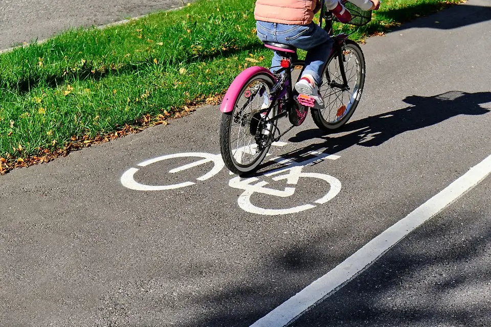 Barn cyklar på cykelväg.