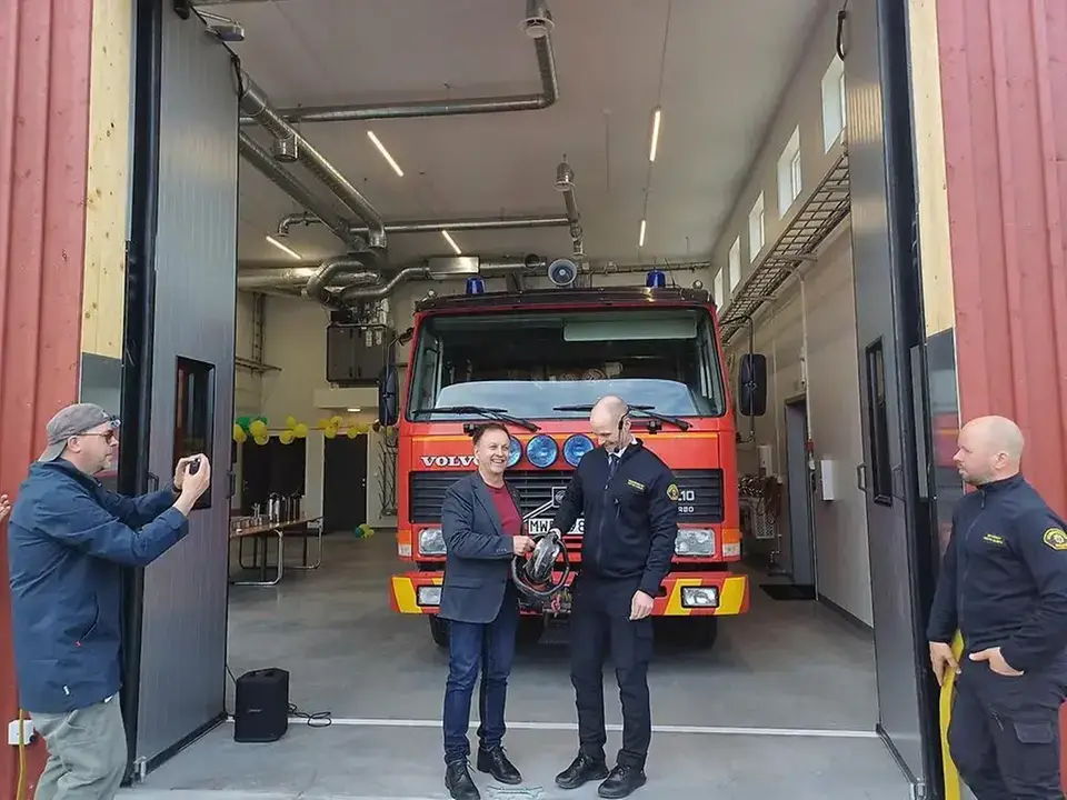 Lorents Burman (S), kommunstyrelsens ordförande, och Mattias Hagelin, räddningschef, klipper bandet.