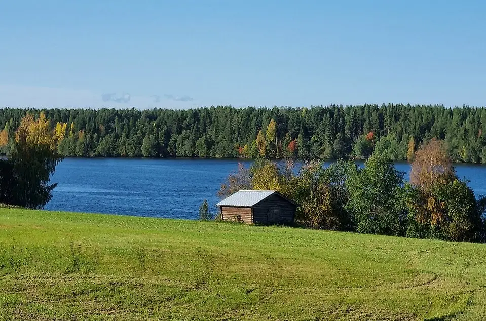 Vy över lada vid älven i Klutmark.