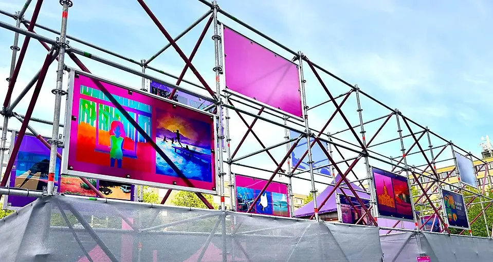 Konstverk som tryckts på plexiglas som en del av installationerna på torget.